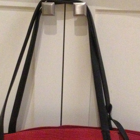 Zara duffel bag with inside pouch in red with black straps - Picture 4 of 10